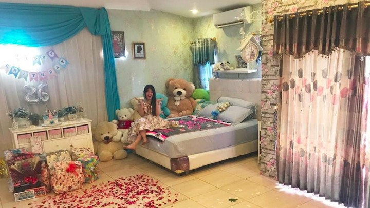 Lihat lebih dekat dekorasi kamar Via Vallen yang mewah dan banyak boneka.