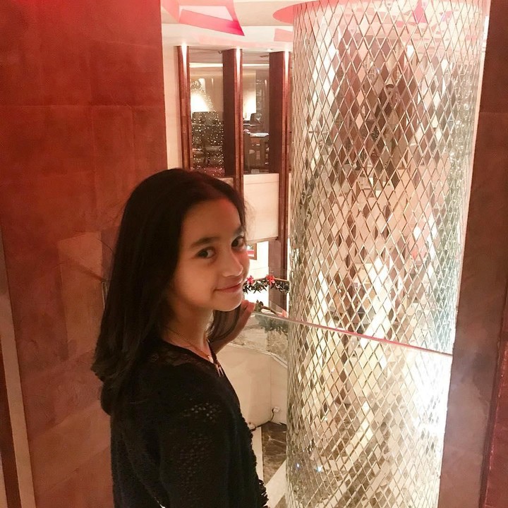 <p>Makin besar, Sydney makin terlihat cantik ya? Enggak kalah cantik dengan Bunda Cut Tari. (Foto: Instagram @cuttaryofficial)</p>