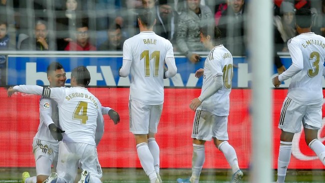 Real Madrid memimpin klasemen liga Spanyol setelah menang 2-1 atas Deportivo Alaves di Stadion Mendizorroza, Sabtu (30/11) malam waktu Indonesia barat.