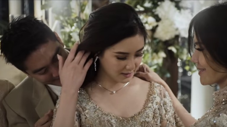 7 Potret Momen Tunangan Boy William dengan Karen Vendela Boy William dan Karen Vendela telah resmi bertunangan pada Kamis (28/11). Inilah potret indah momen pertunangan mereka .