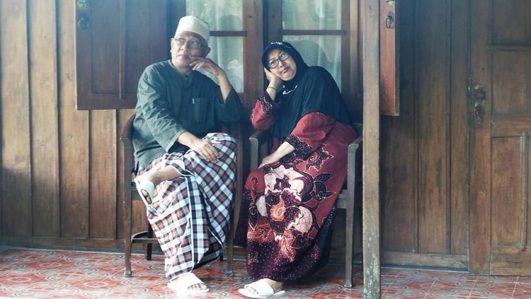 Apa saja kata-kata romantis nan mesra KH Mustofa Bisri alias Gus Mus pada istrinya? Simak di sini.