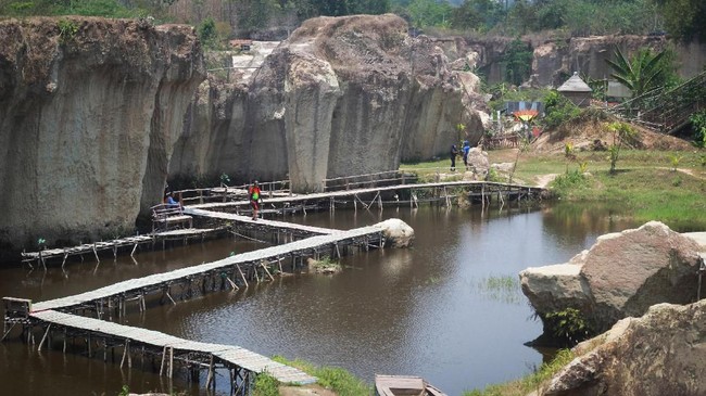 Kepolisian masih mengusut foto mesum yang diduga bertempat di lokasi wisata Tebing Koja, Kecamatan Solear, Kabupaten Tangerang, Banten.
