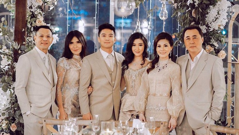 Boy William dan Karen Vendela telah resmi bertunangan pada Kamis (28/11). Inilah potret indah momen pertunangan mereka .