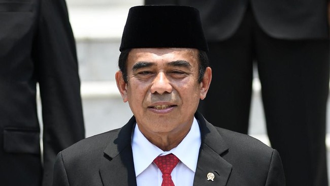 Singgung soal mayoritas-minoritas, Menag Fachrul Razi menyebut tak boleh ada yang melarang atau mengganggu peringatan hari raya umat agama lain.