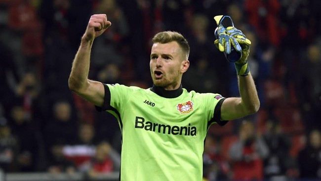 Kiper Bayer Leverkusen Lukas Hradecky sempat bermain dengan 'satu mata' saat kalahkan Bayern Munchen di Bundesliga Jerman.