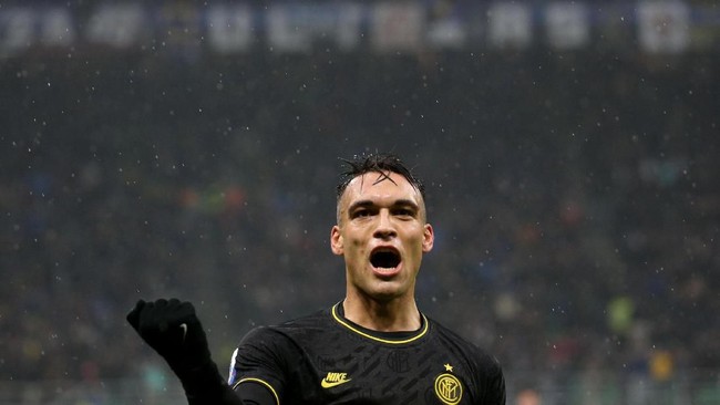 Penyerang Inter Milan, Lautaro Martinez, sejajar dengan Robert Lewandowski (Bayern Munchen) usai membobol gawang Cagliari.