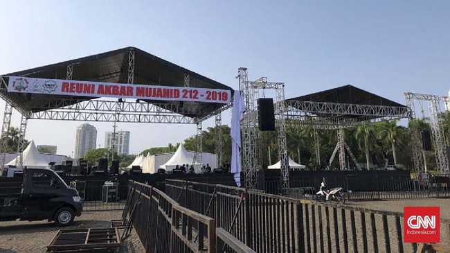 Spanduk panjang bertuliskan Reuni Akbar Mujahid 212-2019 membentang di panggung utama acara akbar yang bakal digelar di Monas besok.