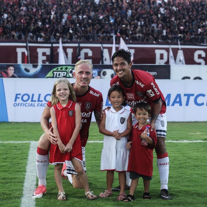 <p>Usai bertanding, striker Bali United Irfan Haarys Bachdim mengabadikan momen manis ini. Bersama mantan rekan setim, Nick van der Velden, dan buah hati masing-masing. (Foto: Instagram @ibachdim)</p>