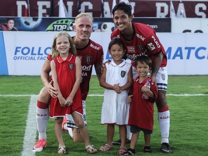 Cute, Momen 6 Bintang Sepakbola Indonesia Momong Anak di Lapangan