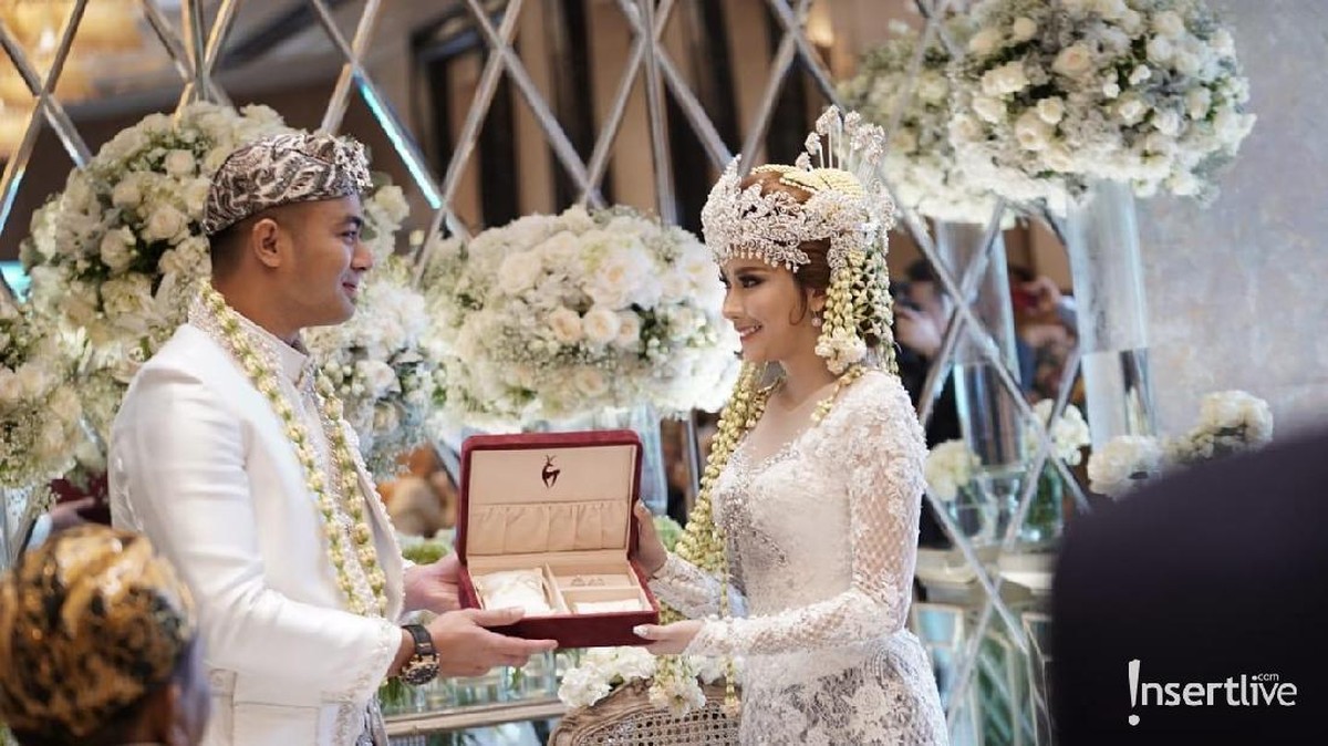 Pesinetron Guntur Triyoga resmi melepas status duda dengan menikahi seorang pengusaha cantik&comma; Apritisiyah Devita Ayu&comma; Minggu &lpar;1&sol;12&rpar;&period; Berikut ini prosesinya&period;