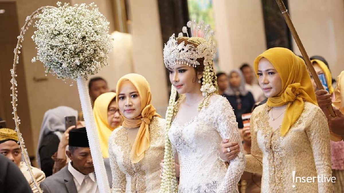 Pesinetron Guntur Triyoga resmi melepas status duda dengan menikahi seorang pengusaha cantik&comma; Apritisiyah Devita Ayu&comma; Minggu &lpar;1&sol;12&rpar;&period; Berikut ini prosesinya&period;