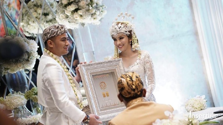 7 Potret Pernikahan ala Sunda Guntur Triyoga dan Apristiyah Devita Ayu Pesinetron Guntur Triyoga resmi melepas status duda dengan menikahi seorang pengusaha cantik, Apritisiyah Devita Ayu, Minggu (1/12). Berikut ini prosesinya.