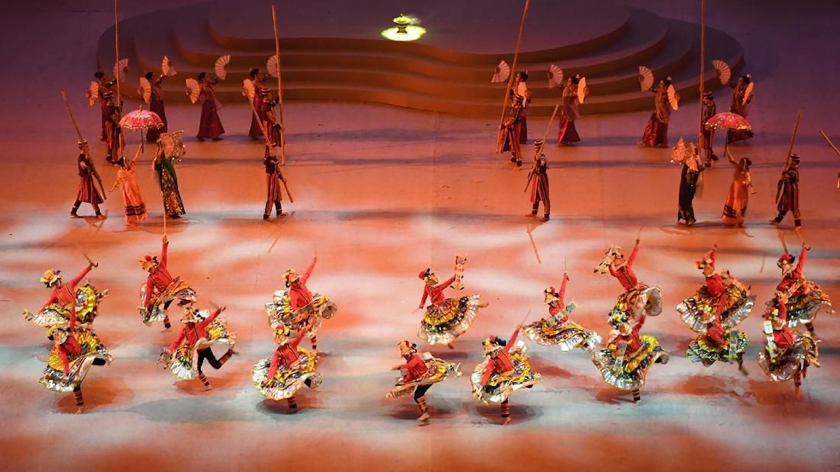 FOTO: Kontingen Indonesia Beraksi di Pembukaan SEA Games 2019
