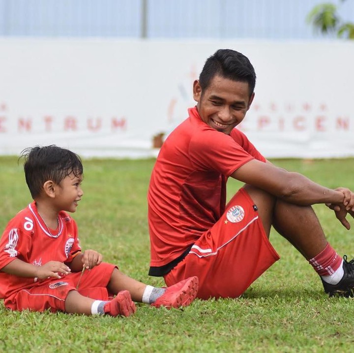 <p>"<em>Bukan tentang apa yang aku tinggalkan nnt untuk mu. tapi, tentang apa yang nnt aku tinggalkan di dalam dirimu</em>," <em>caption</em> yang <em>sweet</em> banget ditulis bintang Persija, Ramdani Lestaluhu, untuk putra sulungnya, Rafaizan Rafif Lestaluhu. (Foto: Instagram @ramdanilestaluhu)</p>
