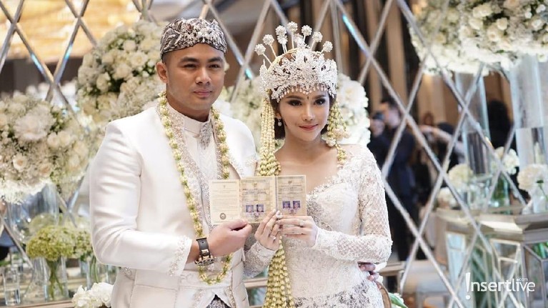 7 Potret Pernikahan ala Sunda Guntur Triyoga dan Apristiyah Devita Ayu Pesinetron Guntur Triyoga resmi melepas status duda dengan menikahi seorang pengusaha cantik, Apritisiyah Devita Ayu, Minggu (1/12). Berikut ini prosesinya.