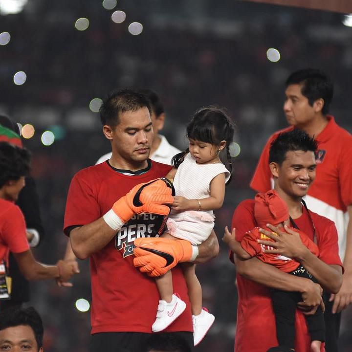 <p>Andritany Ardhiyasa, kiper Persija Jakarta dan Timnas senior Indonesia, menggendong putri sulungnya, Binar. Ini momen saat Persija menjuarai Piala Presiden 2018. (Foto: Instagram @andritany)</p>