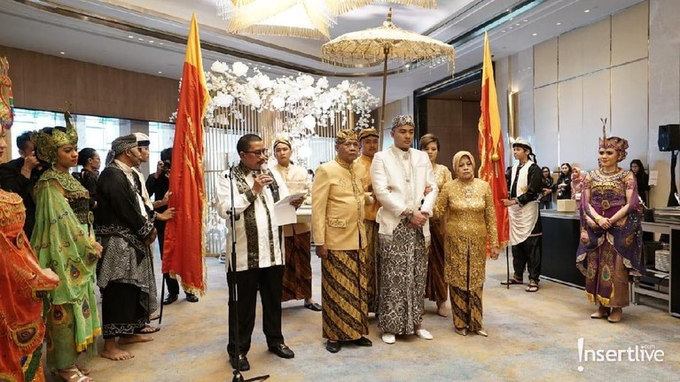 7 Potret Pernikahan ala Sunda Guntur Triyoga dan Apristiyah Devita Ayu Pesinetron Guntur Triyoga resmi melepas status duda dengan menikahi seorang pengusaha cantik, Apritisiyah Devita Ayu, Minggu (1/12). Berikut ini prosesinya.