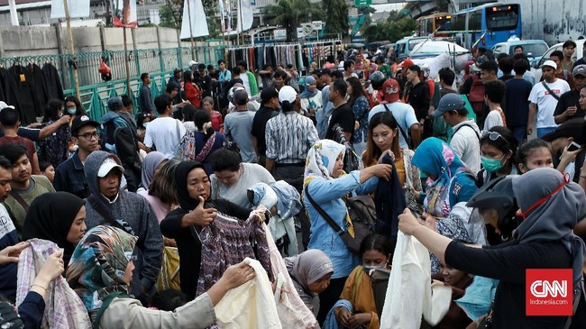 Pemerintah Kota Jakarta Pusat akan merelokasi pedagang kaki lima (PKL) di Jalan Senen Raya ke Pasar Kenari yang rencananya pada awal bulan Desember 2019 ini. PKL ini umumnya memenuhi trotoar bahkan menggunakan bahu jalan di Senen Raya. Jakarta. Minggu (1/12/2019). CNN Indonesia/Andry Novelino