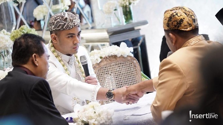 7 Potret Pernikahan ala Sunda Guntur Triyoga dan Apristiyah Devita Ayu Pesinetron Guntur Triyoga resmi melepas status duda dengan menikahi seorang pengusaha cantik, Apritisiyah Devita Ayu, Minggu (1/12). Berikut ini prosesinya.