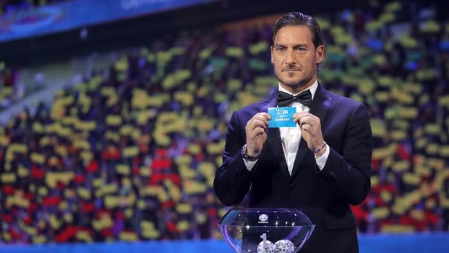 UEFA tengah mempertimbangkan untuk menunda gelaran Piala Eropa 2020 hingga tahun depan untuk mencegah penyebaran virus corona.