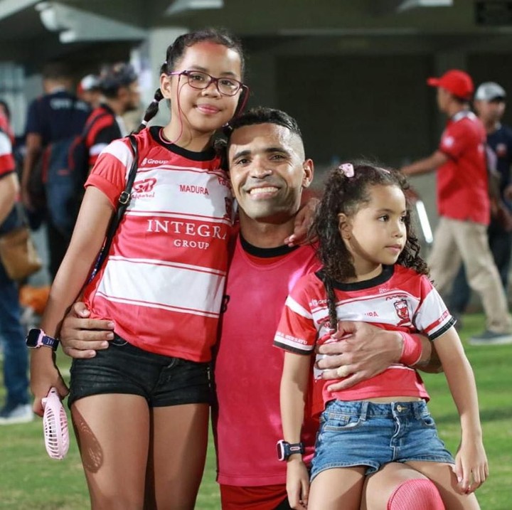 <p>Bahagianya striker Madura United Beto Goncalves bersama kedua putrinya, Daniella dan Dandara. Pemain asal Brasil ini sudah dinaturalisasi dan resmi jadi WNI. (Foto: Instagram @betogoncalves9)</p>