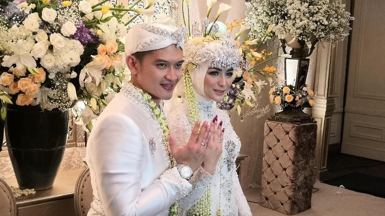 Citra Kirana dan Rezky Aditya resmi menikan, hingga pijat kaki selama kehamilan, jadi yang terpopuler di HaiBunda hari ini.