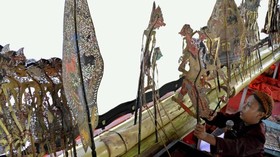Beda Pandangan Ustaz Khalid Basalamah dan Buya Yahya soal Wayang