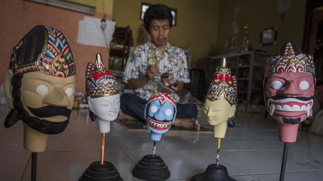 FOTO: Di Balik Ukiran Indah Wayang Indonesia