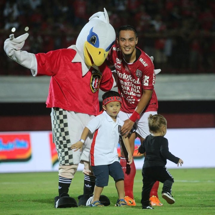 <p>Pose bareng maskot Bali United jadi momen seru Gunawan Dwi Cahyo bersama putranya, Miro Materazzi, buah cintanya dengan Okie Agustina. <em>Btw</em>, gadis cilik nan lucu itu anak siapa ya? <em>He-he-he</em>. (Foto: Instagram @gunawandwicahyo13)</p>