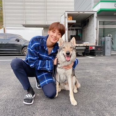 Rambut Baru, Cha Eun Woo Peluk-peluk Anjing di Lokasi Syuting