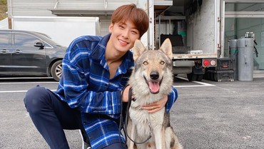 img-title Rambut Baru, Cha Eun Woo Peluk-peluk Anjing di Lokasi Syuting