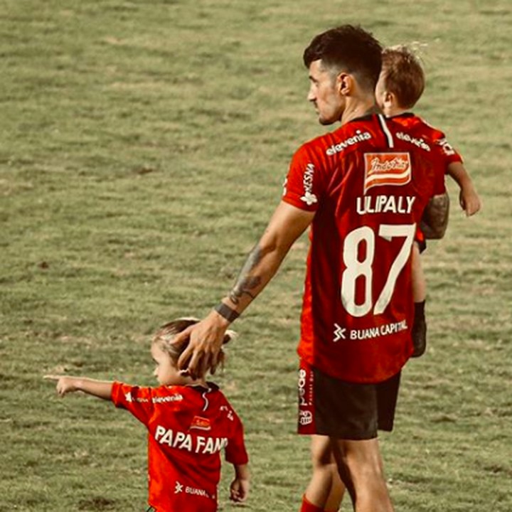 <p>Satu lagi pemain naturalisasi yang hobi 'momong' anak di lapangan hijau, Stefano Lilipaly. Bintang Bali United kelahiran Belanda dan berdarah Maluku ini punya dua anak, Zayn dan Jax, buah hatinya dengan Carmen Rowena. (Foto: Instagram @stefanolilipaly)</p>