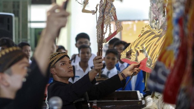 Menko Perekonomian Airlangga Hartarto mempertimbangkan untuk menaikkan insentif dalang wayang dan pelaku hiburan lainnya di masa pandemi Covid-19.
