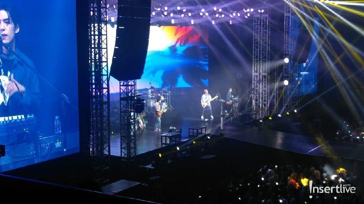 Melihat lebih dekat para personel Day6 di konser Day6 World Tour Gravity yang digelar di Tennis Indoor Senayan&comma; Jakarta&comma; Minggu &lpar;1&sol;12&rpar;&period;