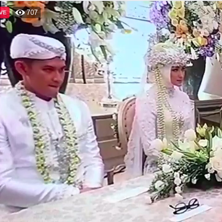 <p>Pasangan selebriti Citra Kirana dan Rezky Aditya resmi menikah pada Minggu (1/12/2019) di Bandung.</p>