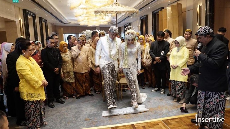 7 Potret Pernikahan ala Sunda Guntur Triyoga dan Apristiyah Devita Ayu Pesinetron Guntur Triyoga resmi melepas status duda dengan menikahi seorang pengusaha cantik, Apritisiyah Devita Ayu, Minggu (1/12). Berikut ini prosesinya.