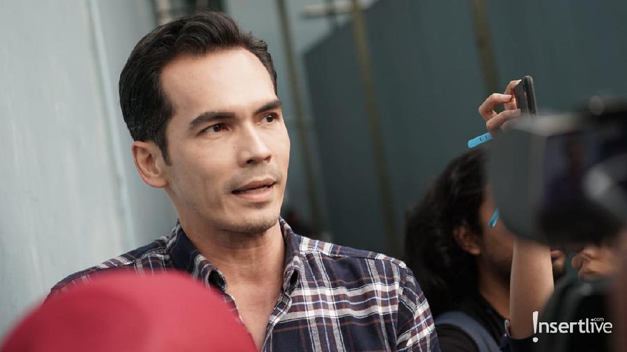 Banding Putusan Pengadilan, Atalarik Syah Sedih Anak Diasuh Terpisah Kekecewaan Atalarik Syah terhadapa putusan pengadilan yang membuat anak harus diasuh terpisah.