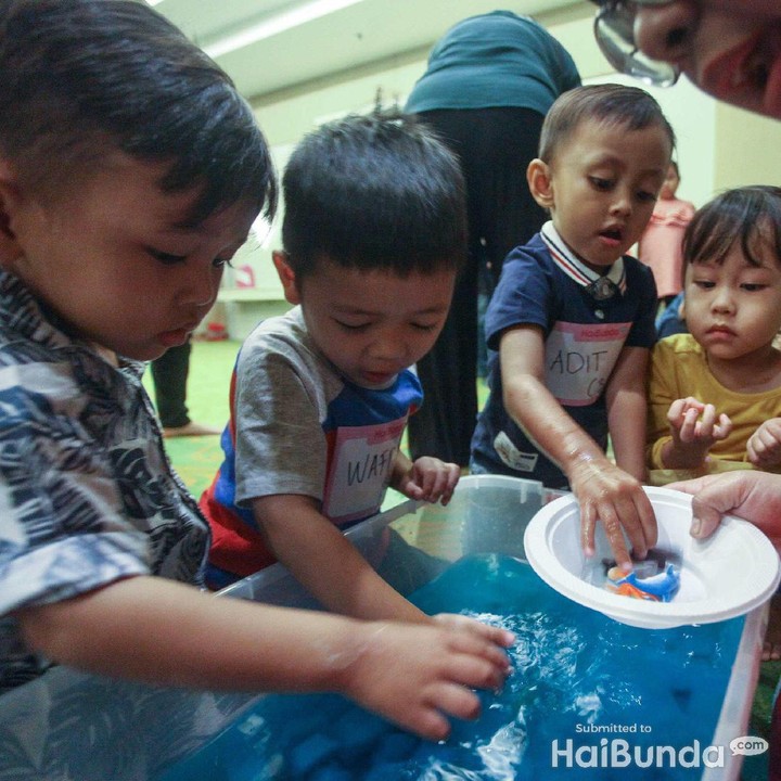 <p>Peserta <em>HaiBunda Squad Amazing Day at The Beach</em> di kelompok usia 4-5 tahun saat berada di area <em>sensory bin.</em> (Foto: HaiBunda)</p>