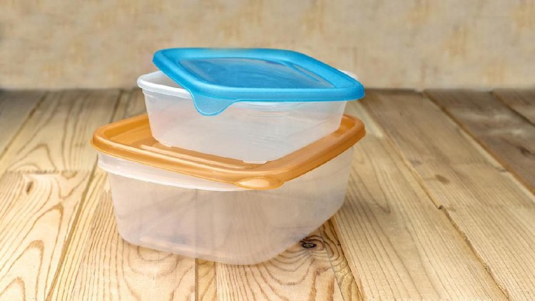 Noda bumbu seperti cabai dan kunyit tertinggal di tempat makan? Bersihkan dengan cara berikut ini yuk, Bun.