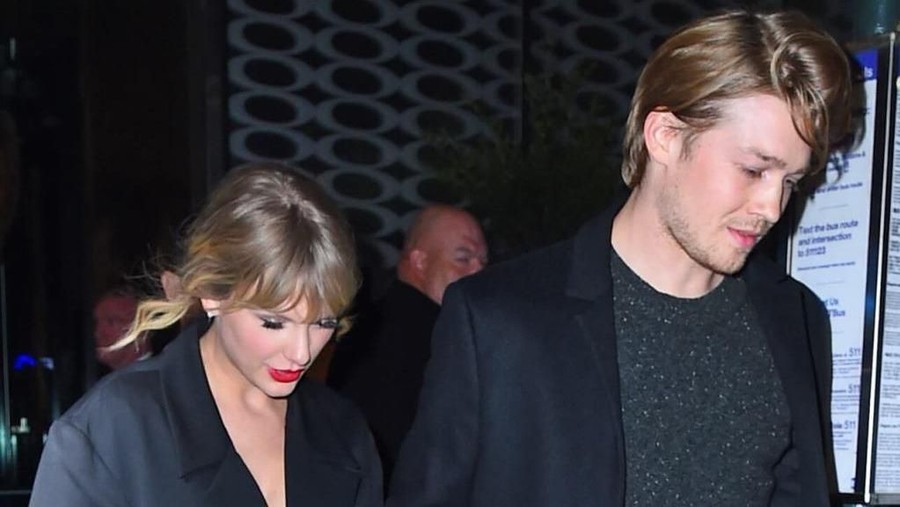 Taylor Swift dan Joe Alwyn tertangkap kamera menghabiskan Thanksgiving bersama di London.