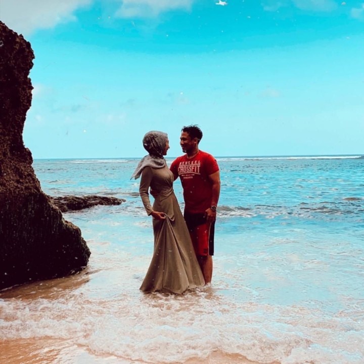 <p>Dian dan Sandy mengabadikan momen romantis mereka di Pantai Padang Padang Bali. (Foto: Instagram @dianpelangi)</p>