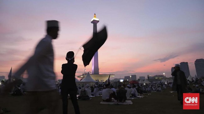 Meskipun Reuni Alumni 212 di kawasan Patung Kuda tak diizinkan kepolisian, massa terlihat telah berdatangan ke sekitar kawasan protokol itu sejak subuh.