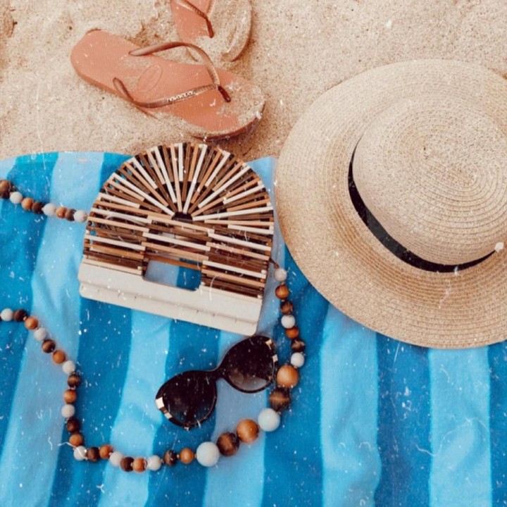 <p>Sebagai desainer, Dian Pelangi tak lupa mengabadikan aksesori yang ia kenakan saat berada di pantai. (Foto: Instagram @dianpelangi)</p>