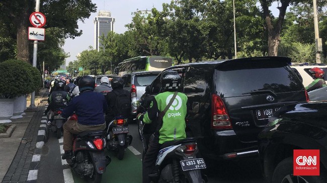 Imbas Reuni 212, jalan raya di sekitar Monas, termasuk di depan kantor Anies Baswedan macet. Jalur sepeda digunakan para pengendara motor.