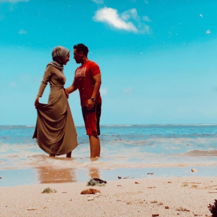 <p>Foto romantis Dian dan Sandy tersebut tidak diambil oleh fotografer profesional, melainkan menggunakan kamera ponsel yang telah di-setting timer-nya. Wah, ide yang menarik, Bun. (Foto: Instagram @dianpelangi)</p>