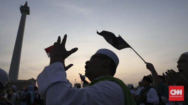 Massa aksi Reuni 212 di Monas, Jakarta, Senin (2/12). (CNN Indonesia/Safir Makki)
