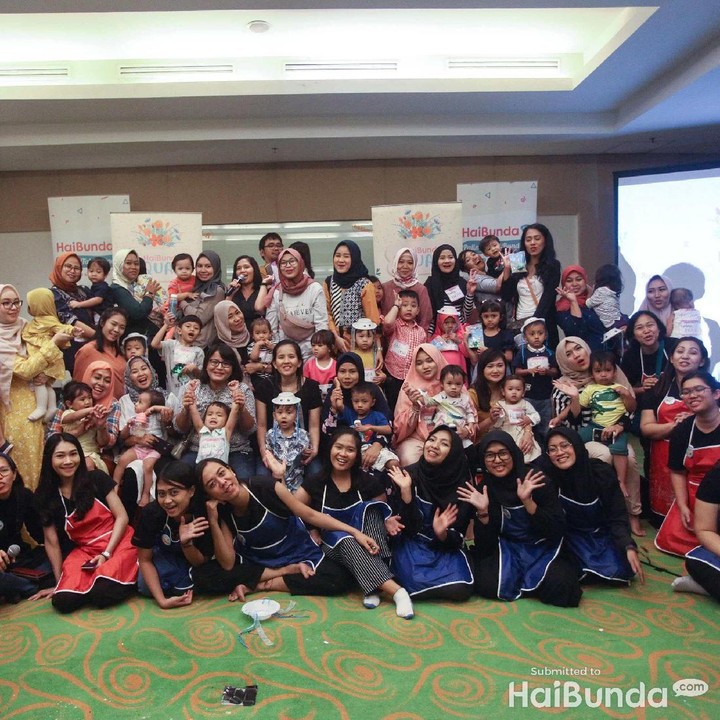 <p>Para peserta <em>HaiBunda Squad Amazing Day at The Beach </em>berfoto bersama di akhir acara. (Foto: HaiBunda)</p>