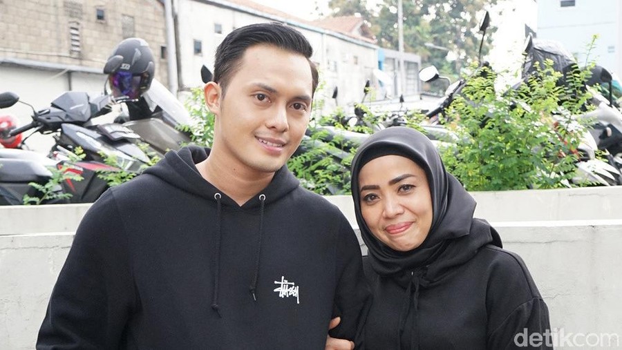 Muzdalifah dan Fadel Islami saat ditemui di studio Trans TV.