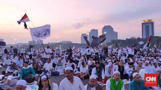 Peserta Reuni 212 mulai berkumpul di kawasan Monas, Jakarta, Senin (2/12) sejak pukul 03.00 WIB dini hari.