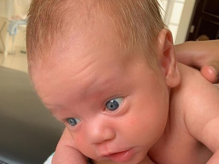 Ekspresi Lucu Baby Koa, Anak Celine Evangelista yang Bermata Abu-abu